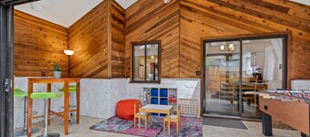 Mountain Escape Near NAU w/ Hot Tub, Game Room, AC