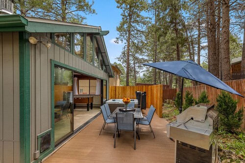 Mountain Escape Near NAU and Downtown - Hot Tub, Game Room, AC, Garage