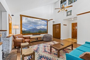 Smart TV, chimenea, futbolito y libros 