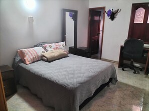4 habitaciones, escritorio, tabla de planchar con plancha y wifi gratis 