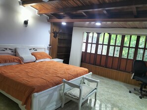 4 bedrooms, desk, iron/ironing board, free WiFi