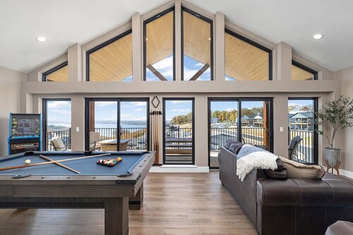 AMAZING Lakeview, Private Putting Green, Hot Tub, Pools, Pool Table, Pickleball