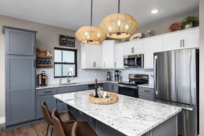 Fridge, microwave, oven, stovetop - AMAZING Lakeview, Private Putting Green, Hot Tub, Pools, Pool Table, Pickleball (Branson)