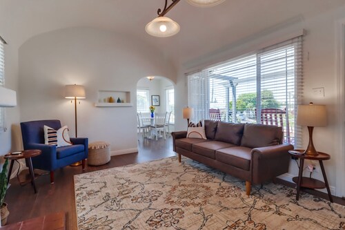 Welcoming bungalow with den, ideal for longer stays, near everything!