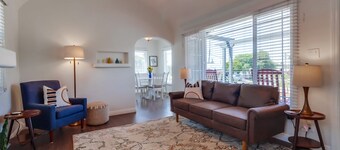 Welcoming bungalow with den, ideal for longer stays, near everything!