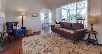 Welcoming bungalow with den, ideal for longer stays, near everything!