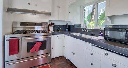 Welcoming bungalow with den, ideal for longer stays, near everything!