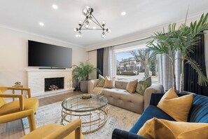 Smart TV, table tennis, offices, printers - Luxury 4-Bedroom Spa Getaway Villa - HotTub/Sauna/Pool Table/EV(separate loft) (Richmond Hill)