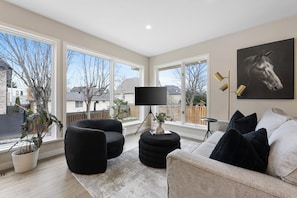 Smart TV, table tennis, offices, printers - Luxury 4-Bedroom Spa Getaway Villa - HotTub/Sauna/Pool Table/EV(separate loft) (Richmond Hill)