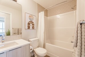 Ensemble douche/baignoire, sĂšche-cheveux, serviettes fournies, savon