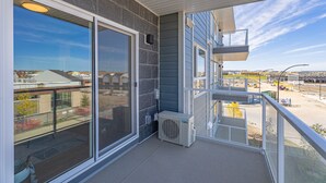 Property grounds - Condo w/AC & UG Parking, 15 mins to YYC (Calgary)