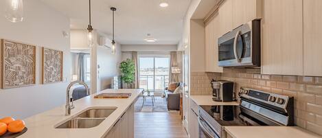 冰箱、微波炉、烤箱、炉灶