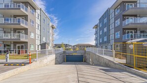 Property grounds - Condo w/AC & UG Parking, 15 mins to YYC (Calgary)