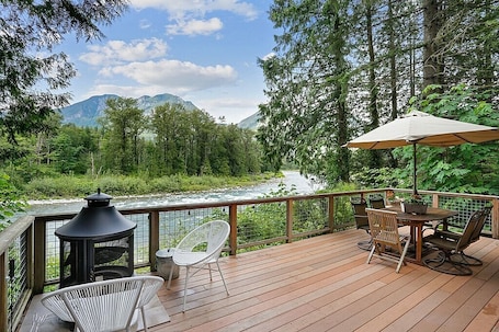 Outdoor dining. Teague's Cabin on the River