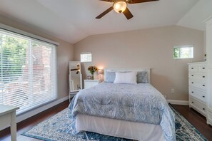 1 bedroom, desk, iron/ironing board, free WiFi - Charming, private, pet friendly cottage close to all that San Diego has to offer (La Mesa)