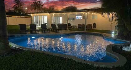 Delila's Chic 3 Bedroom-2 bath w/ Heated Pool + Game Room