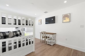 3 habitaciones, escritorio y tabla de planchar con plancha 