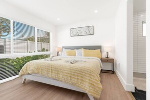 3 Schlafzimmer, Schreibtisch, Bügeleisen/Bügelbrett, Reisekinderbett