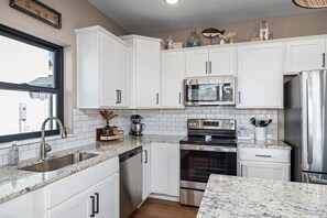 冰箱、微波炉、烤箱、炉灶