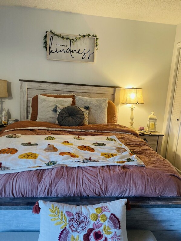 2 bedrooms, desk, iron/ironing board, Internet