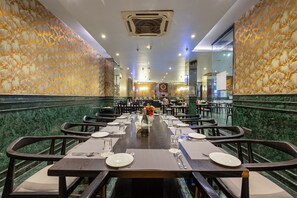 Restaurant - Foxoso Hotel Delhi (New Delhi)