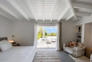 3 bedrooms, in-room safe, desk, iron/ironing board