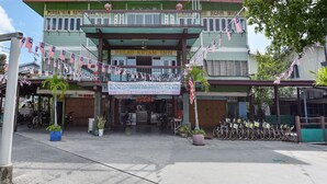 A building with a sign reading "PULAU KETAM INN" and a balcony with flags. - Hotel O Pulau Ketam Inn (Pulau Ketam)