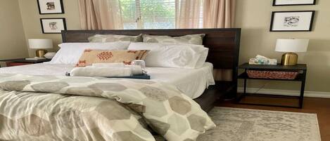 2 bedrooms, desk, WiFi