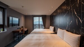 A hotel room with a large bed, a desk, a TV, and a view of the mountains. - Roaders Plus Hotel Taipei Station (Taipei)