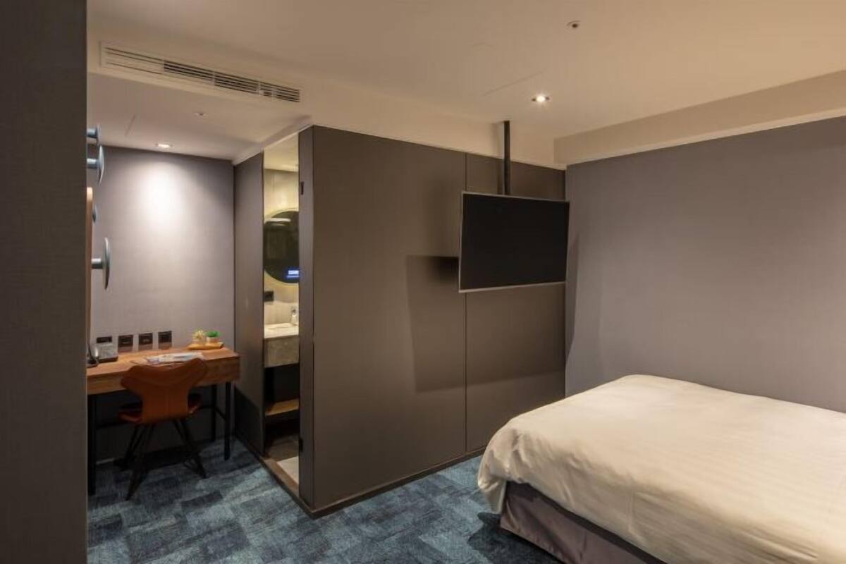 In-room safe, laptop workspace, soundproofing