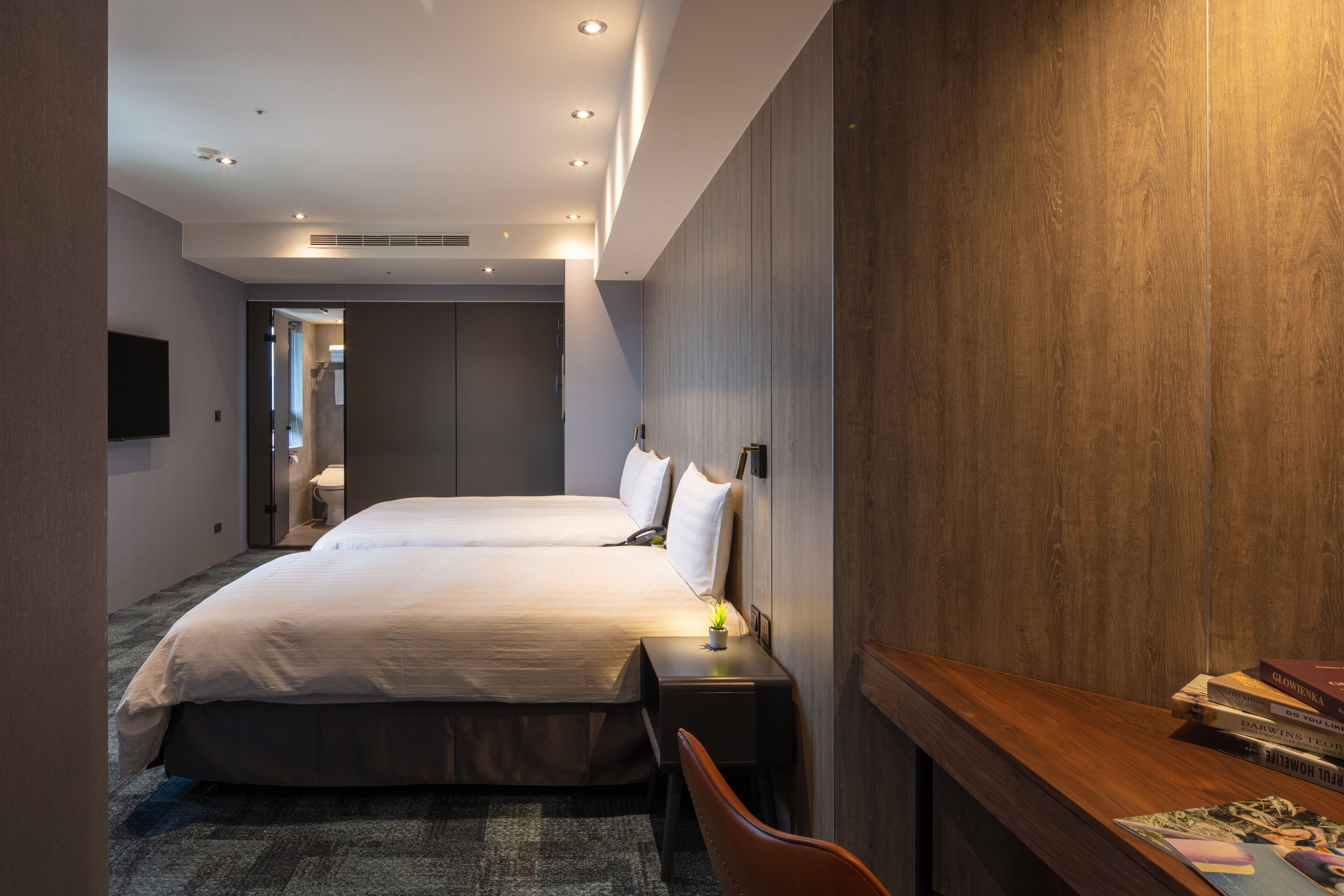 华丽三人房 | 迷你吧、客房内保险箱、笔记本电脑工作区、隔音