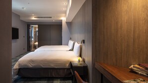 A hotel room with two beds, a desk, and a chair. - Roaders Plus Hotel Taipei Station (Taipei)