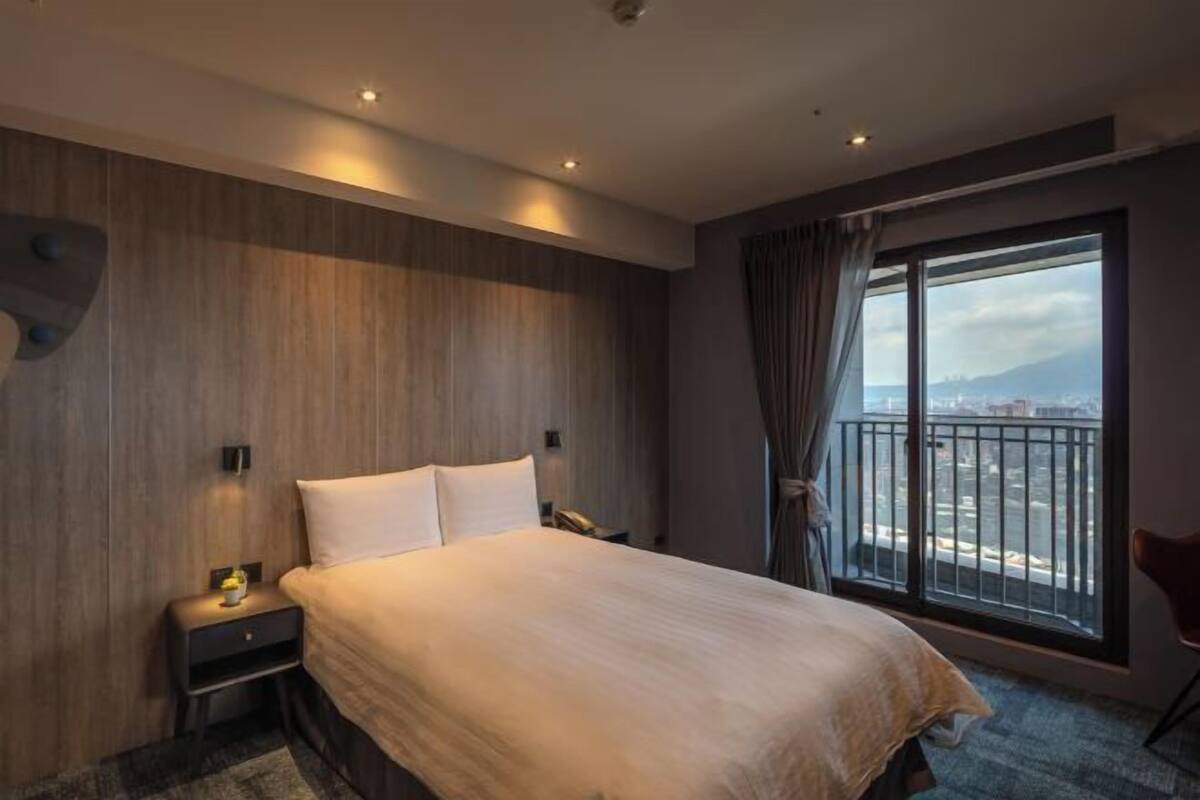 Minibar, in-room safe, laptop workspace, soundproofing