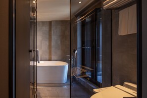 Een haardroger, pantoffels, een bidet, handdoeken
