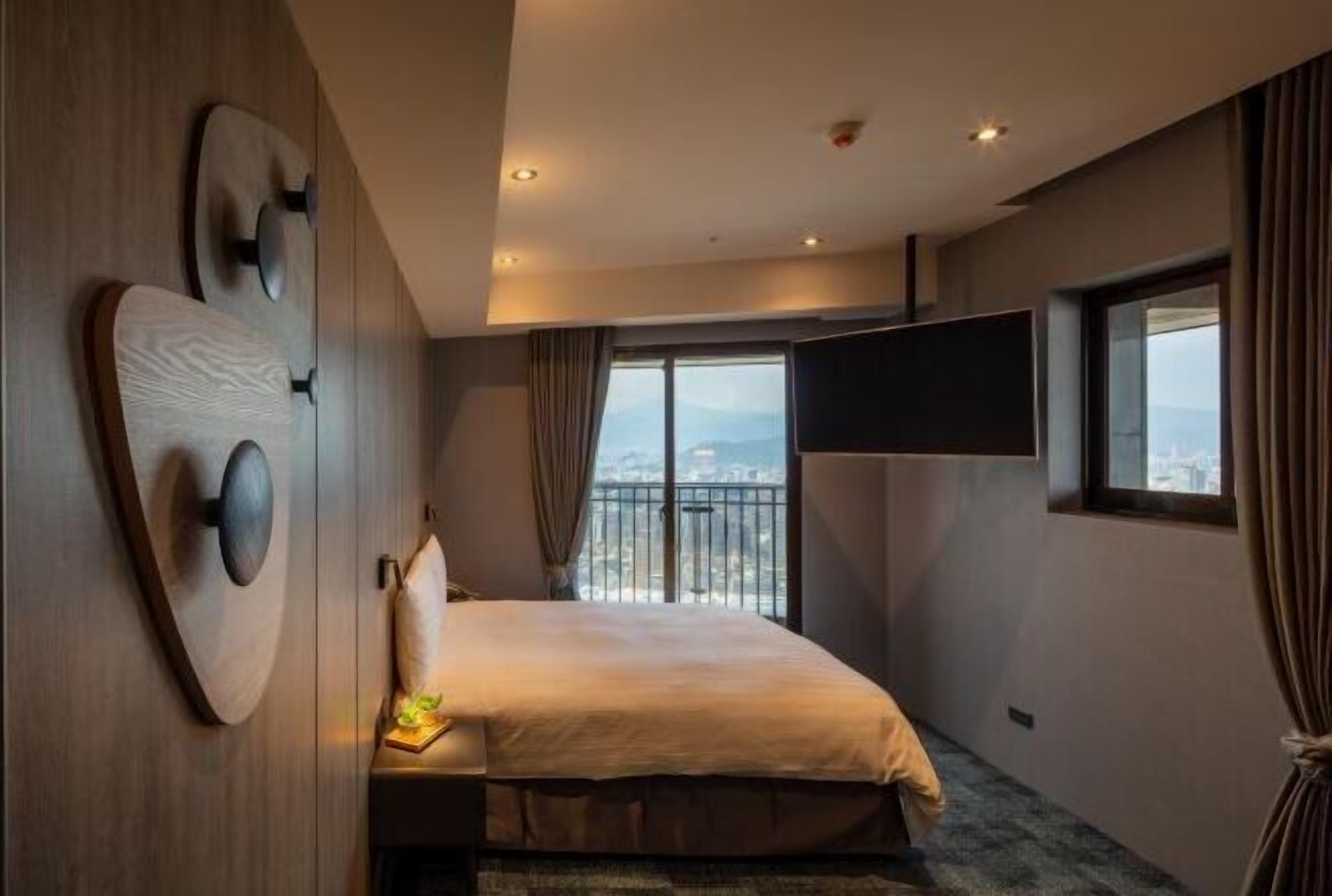 迷你吧、房內夾萬、手提電腦工作空間、隔音