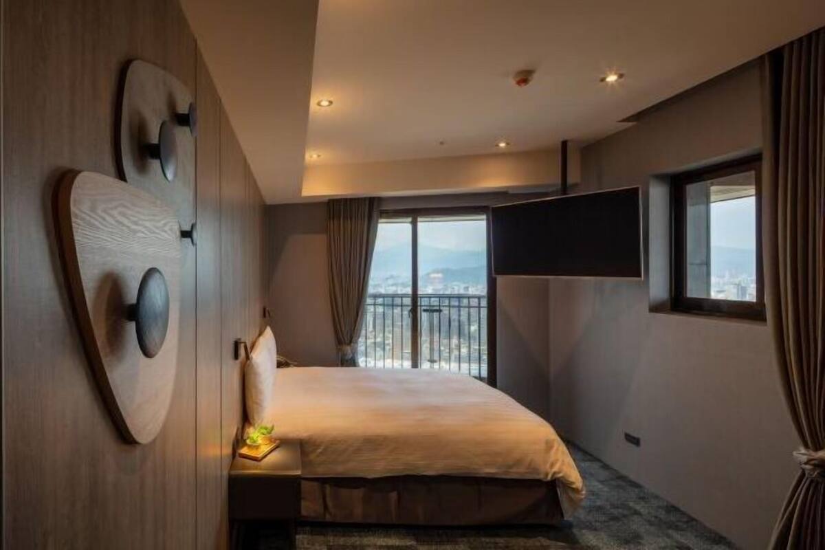 Minibar, in-room safe, laptop workspace, soundproofing