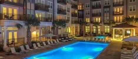 Una piscina al aire libre