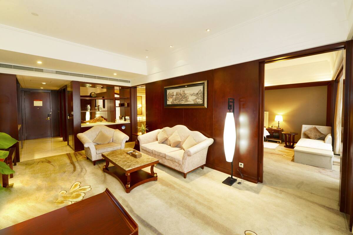 Business Studio Suite | In-room safe, desk, iron/ironing board, WiFi (free)