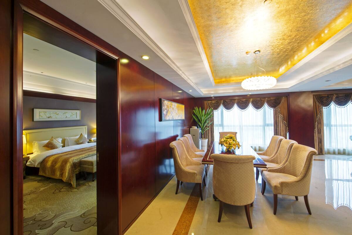 Luxury Studio Suite | In-room safe, desk, iron/ironing board, WiFi (free)
