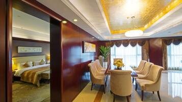 Luxury Studio Suite | In-room safe, desk, iron/ironing board, free WiFi