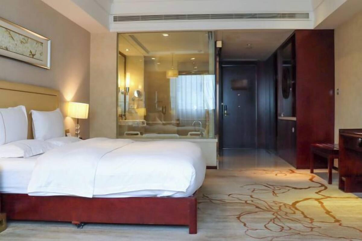 In-room safe, desk, iron/ironing board, free WiFi