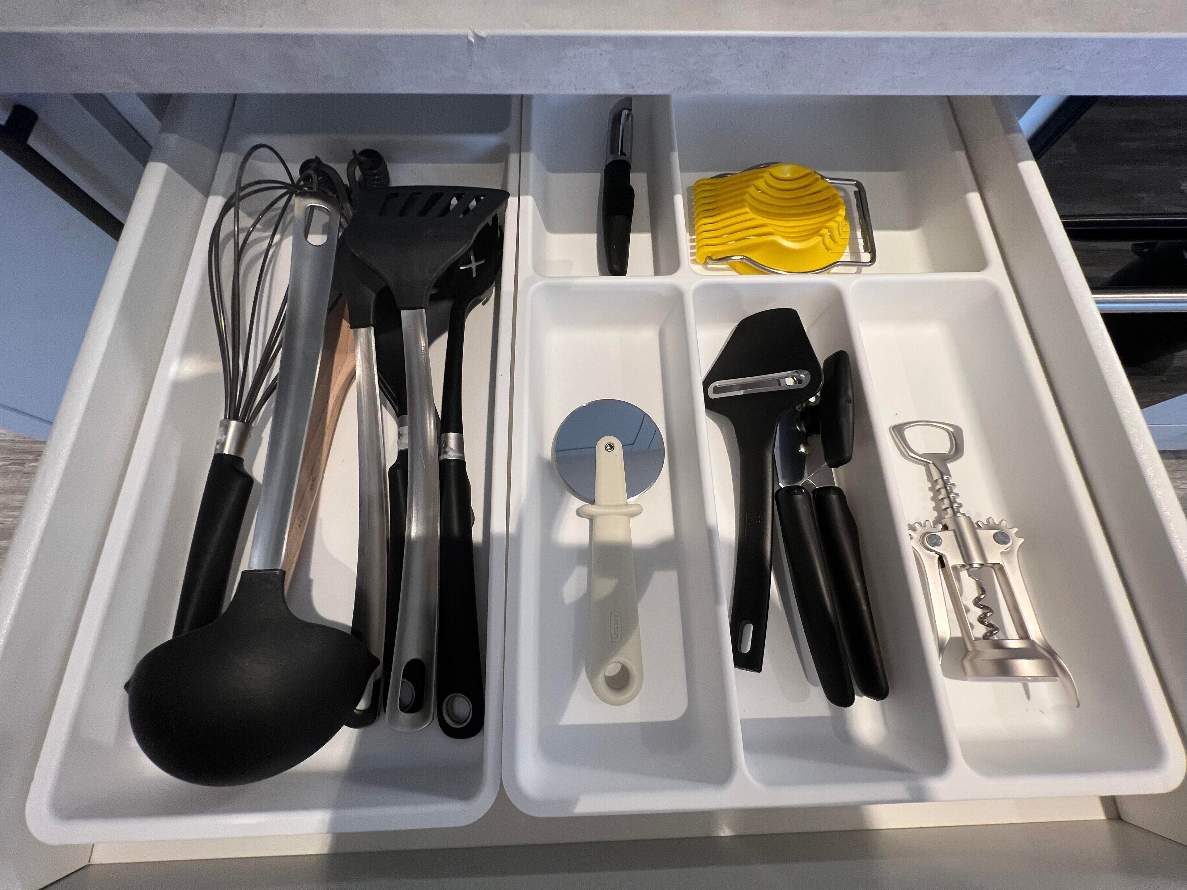 Un cajón de cocina con utensilios y herramientas.