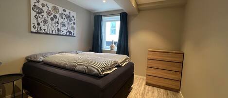 2 عدّة غرف نوم وستائر تعتيم وتجهيزات عازلة للصوت وواي فاي مجانًا