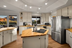 Refrigerador, microondas, horno y parrilla de estufa 