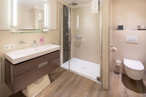 Dusche, Haartrockner, Handtücher, Seife