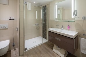 Dusche, Haartrockner, Handtücher, Seife