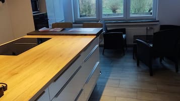 Kühlschrank, Mikrowelle, Herdplatte, Geschirrspüler