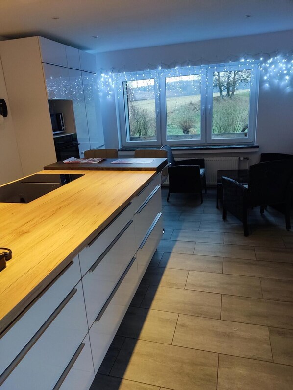 Fridge, microwave, stovetop, dishwasher - Vacation with a view! (Steinheim)