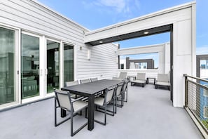 Outdoor dining - Sleek Two Story Condo near Disney with Resort & Waterpark Access (Kissimmee)