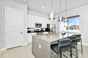 Fridge, oven, stovetop, dishwasher